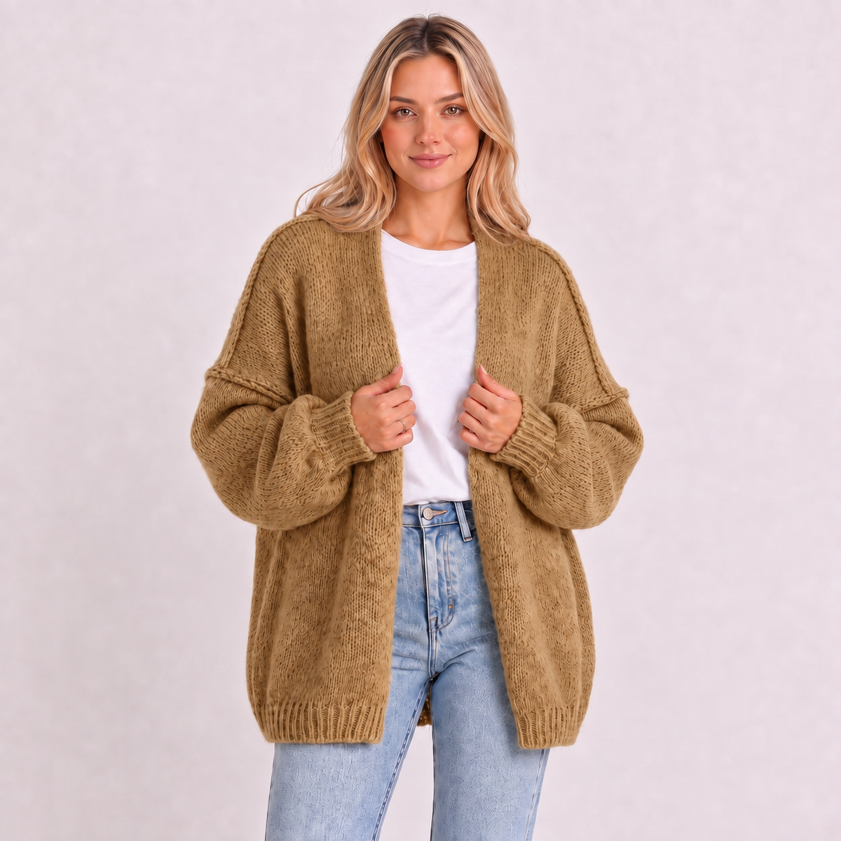 Cárdigan oversize abierto caramelo, mangas abullonadas y tejido de punto