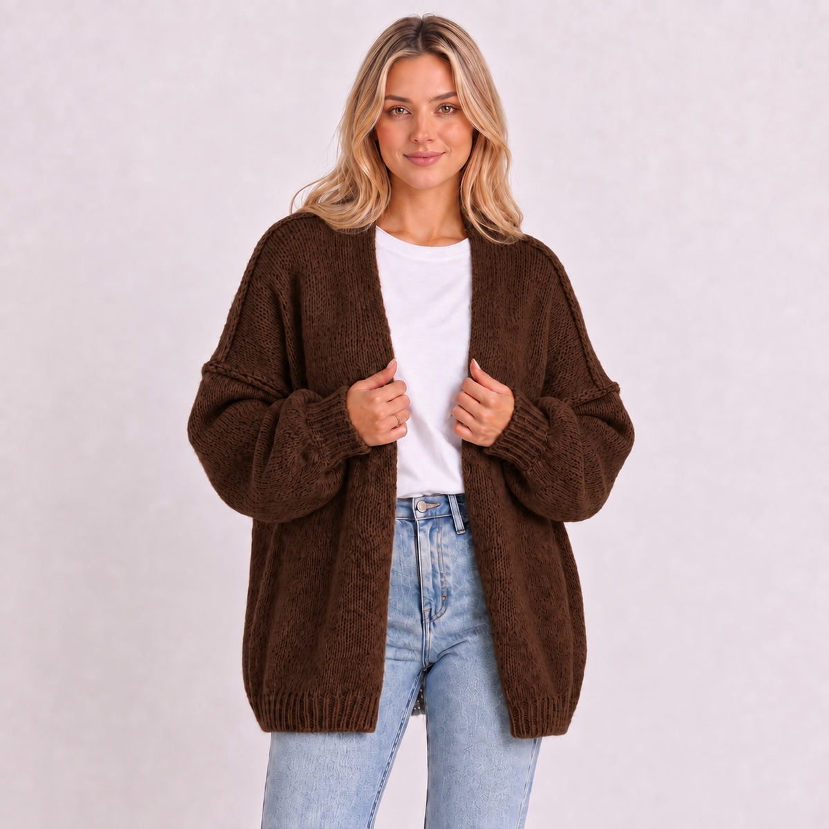 Cárdigan oversize abierto café, mangas abullonadas y silueta holgada