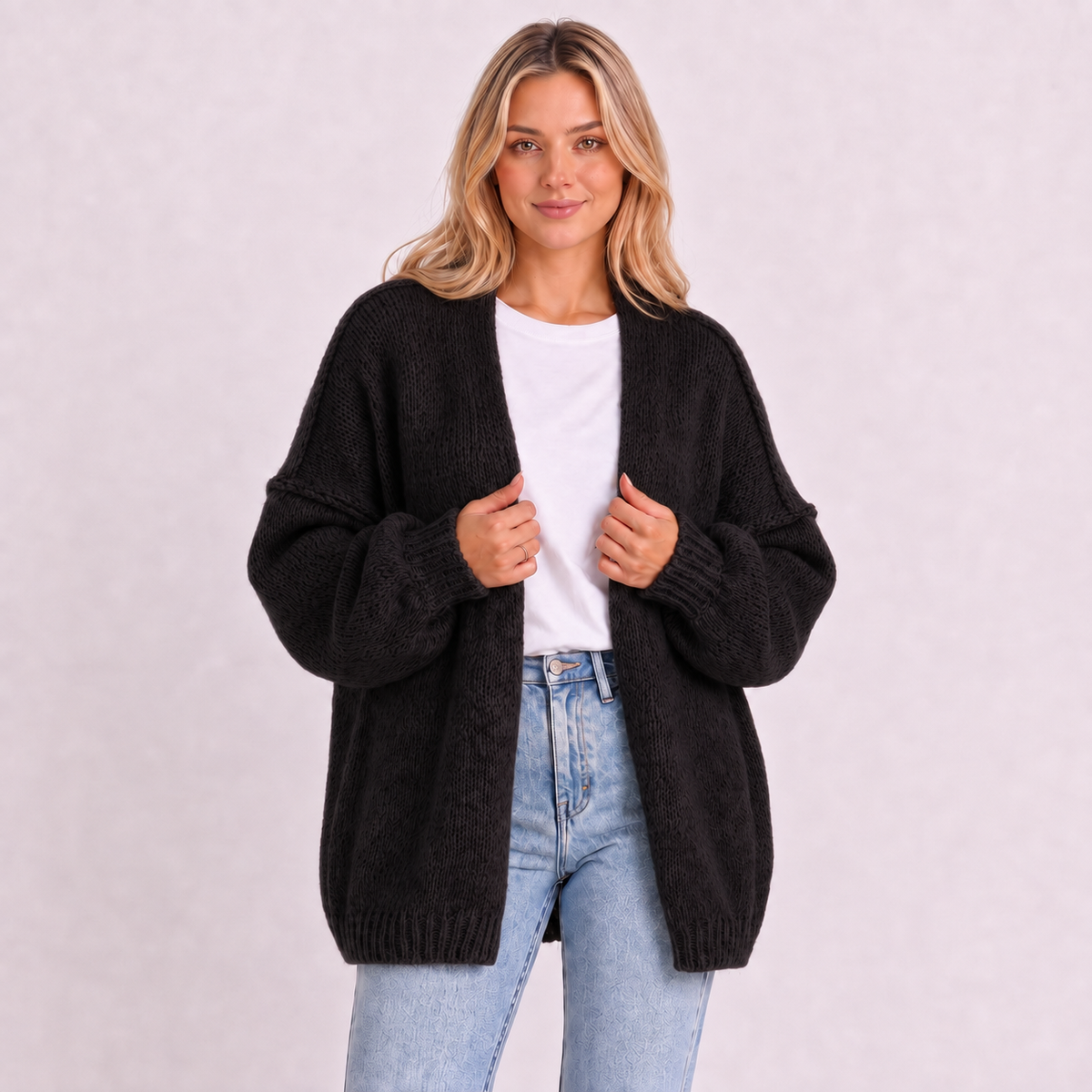Cárdigan oversize abierto negro, mangas abullonadas y tejido de punto grueso