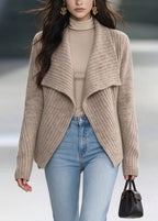 Cárdigan de punto beige con cuello bebé y bajo asimétrico, frontal abierto