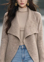 Cárdigan de punto beige con cuello bebé y solapas, textura acanalada