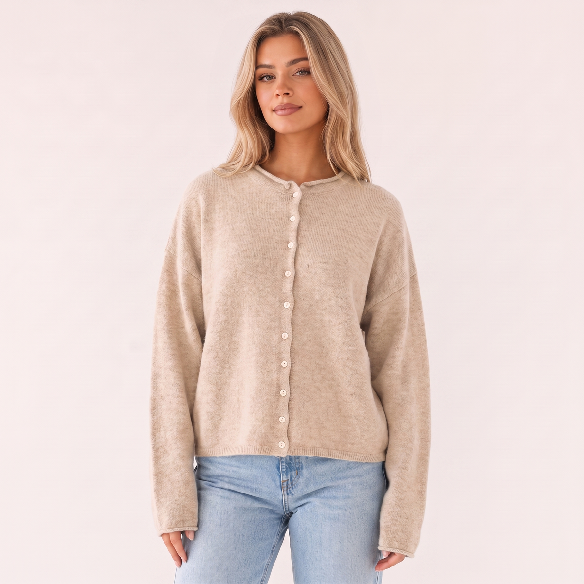 Cárdigan de punto beige claro con botones al frente y puños acanalados