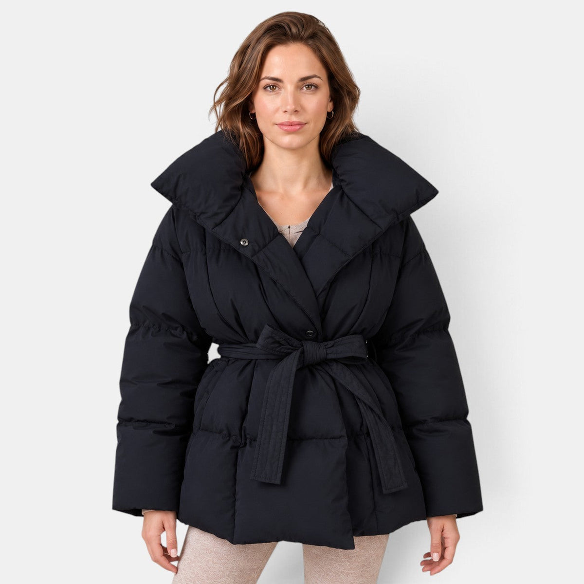 Chaqueta acolchada negra oversize con cinturón y cuello alto
