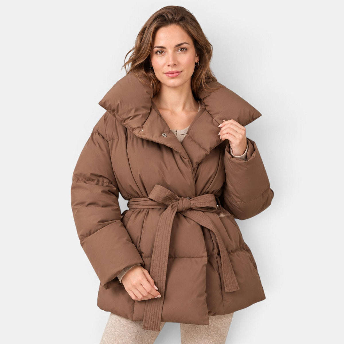 Chaqueta acolchada marrón con cinturón anudado y cuello alto