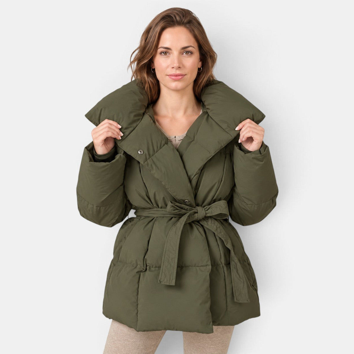 Chaqueta acolchada verde con cinturón anudado y cuello alto