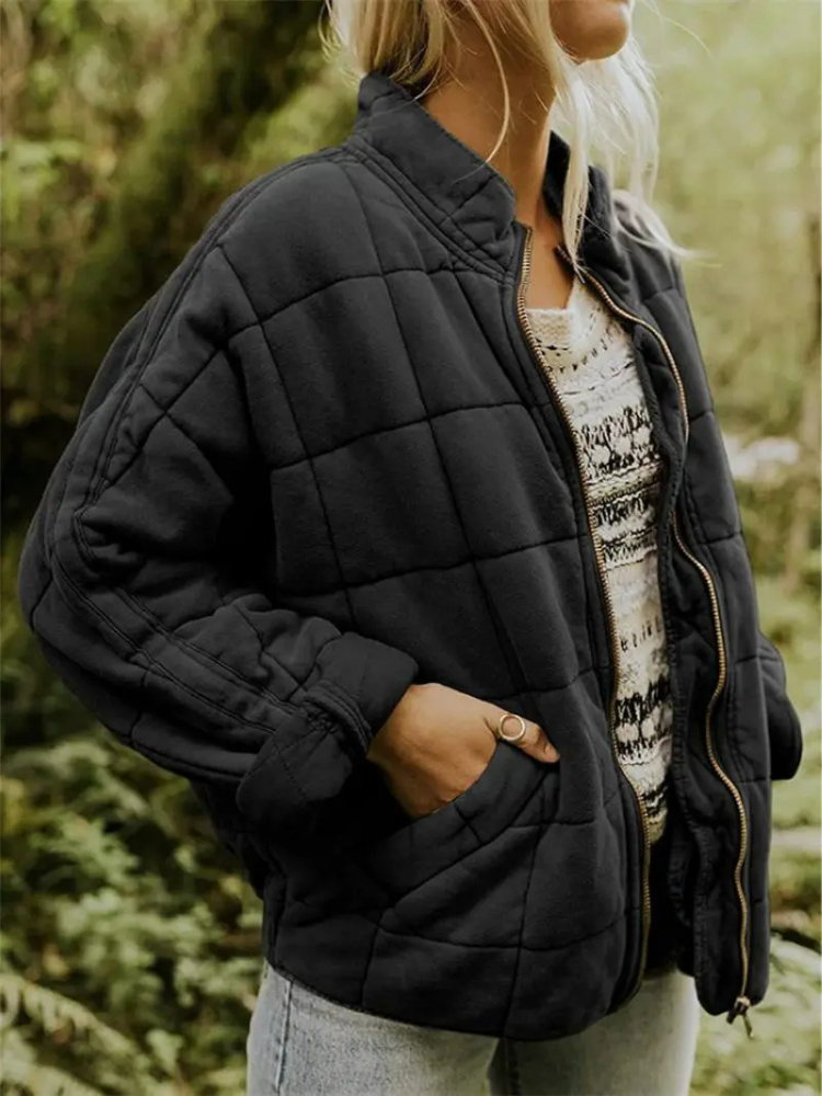 Chaqueta acolchada oversize negra con cuello alto y cremallera