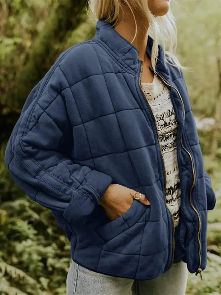 Chaqueta acolchada oversize azul oscuro con cuello alto y cierre frontal