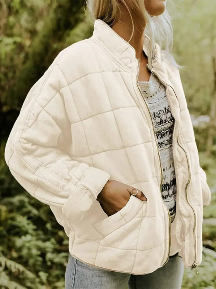 Chaqueta acolchada oversize blanca con cuello alto y cremallera frontal