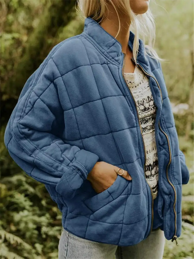 Chaqueta acolchada oversize azul claro con cuello alto y cremallera