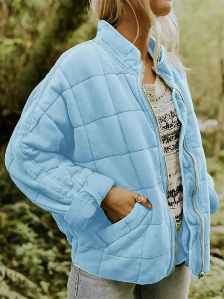 Chaqueta acolchada oversize azul claro con cuello alto y cierre delantero