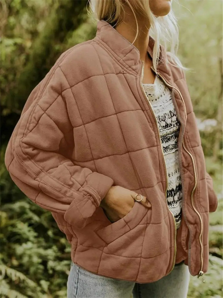 Chaqueta acolchada oversize marrón con cuello alto y cremallera
