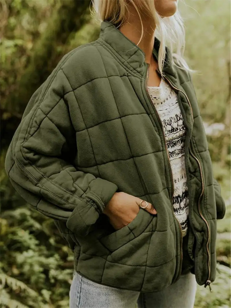 Chaqueta acolchada oversize verde oliva con cuello alto y cremallera
