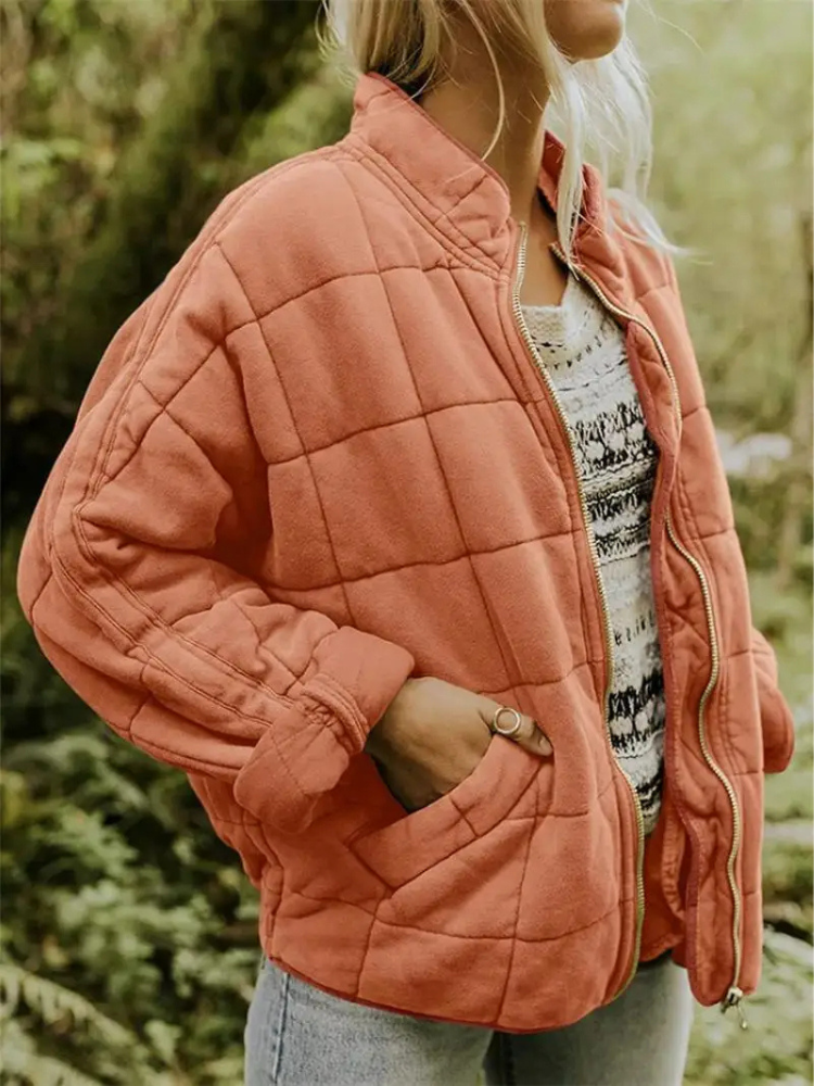 Chaqueta acolchada oversize naranja con cuello alto y cremallera