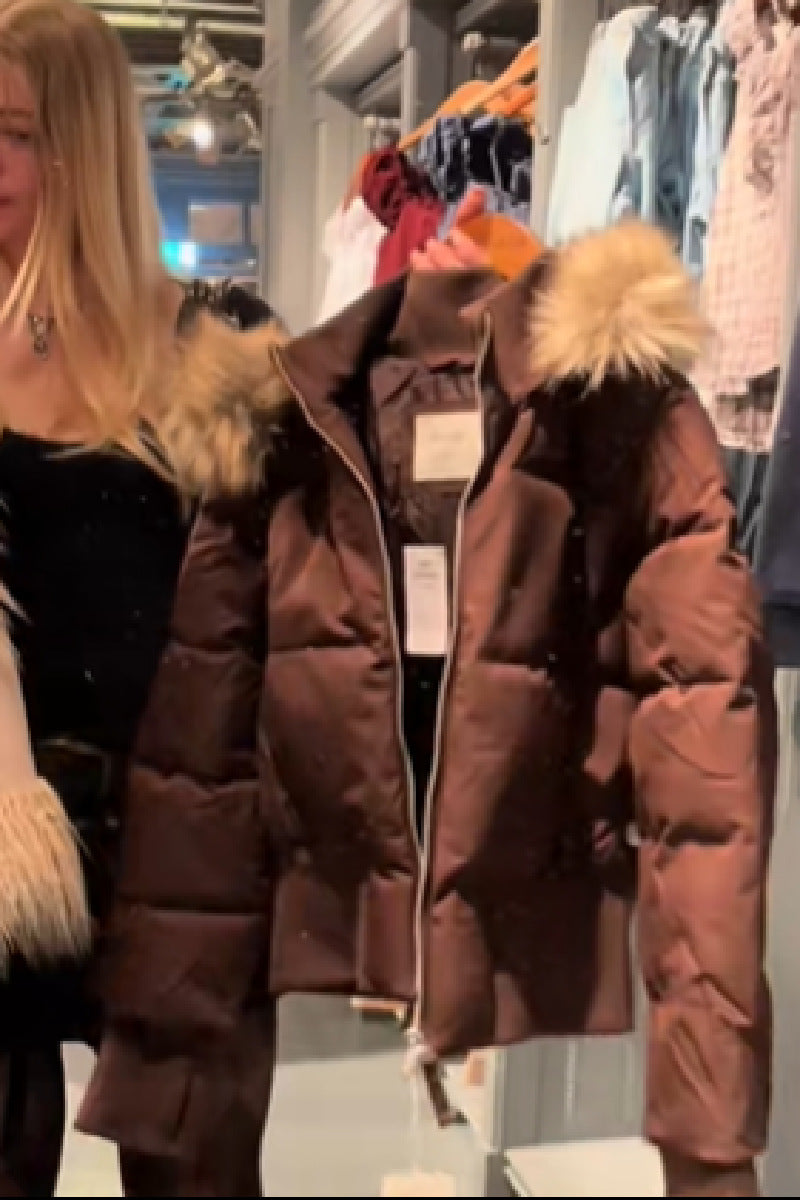 Chaqueta acolchada marrón con capucha y ribete de pelo claro.