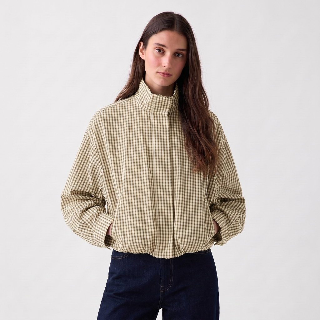 Chaqueta bomber corta de cuadros beige con cuello alto y cierre frontal