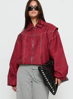 Chaqueta bomber carmesí oversize con cremallera y cuello solapa, costuras decorativas