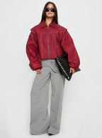Chaqueta bomber carmesí oversize con cremallera frontal y bolsillos laterales visibles