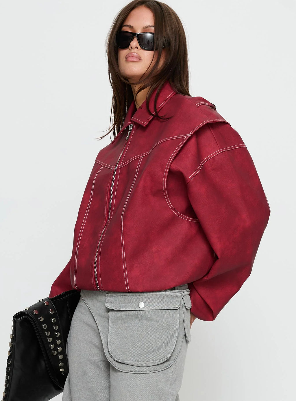 Chaqueta bomber oversize carmesí con cremallera y costuras en contraste, vista lateral
