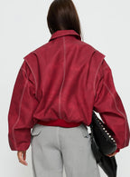 Chaqueta bomber carmesí oversize con cremallera, vista trasera y hombros caídos