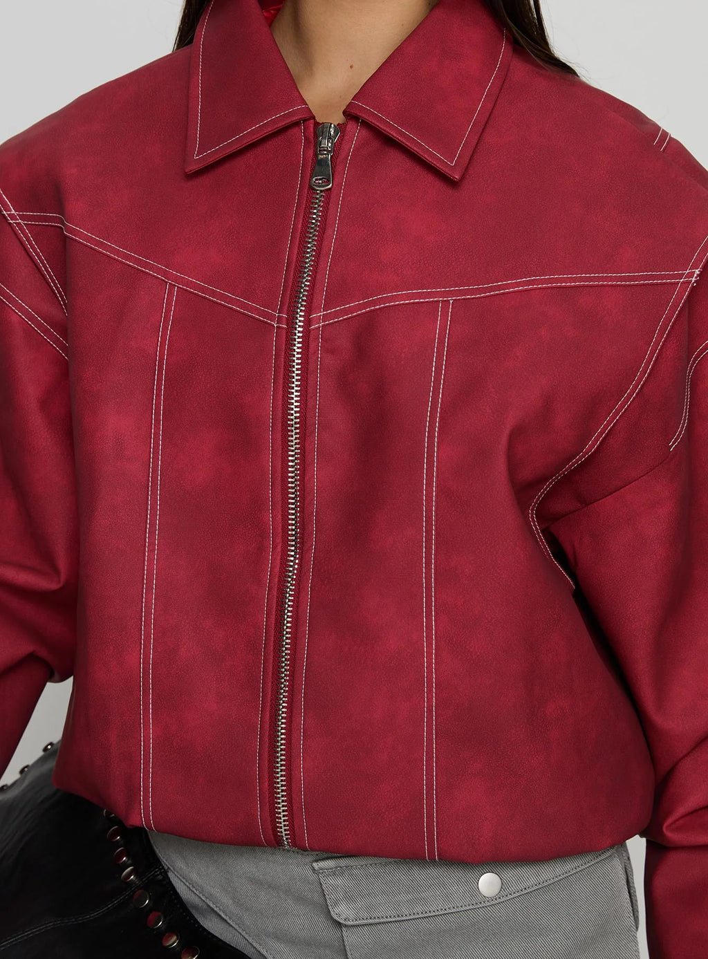 Chaqueta bomber carmesí oversize: cremallera y costuras largas en el delantero