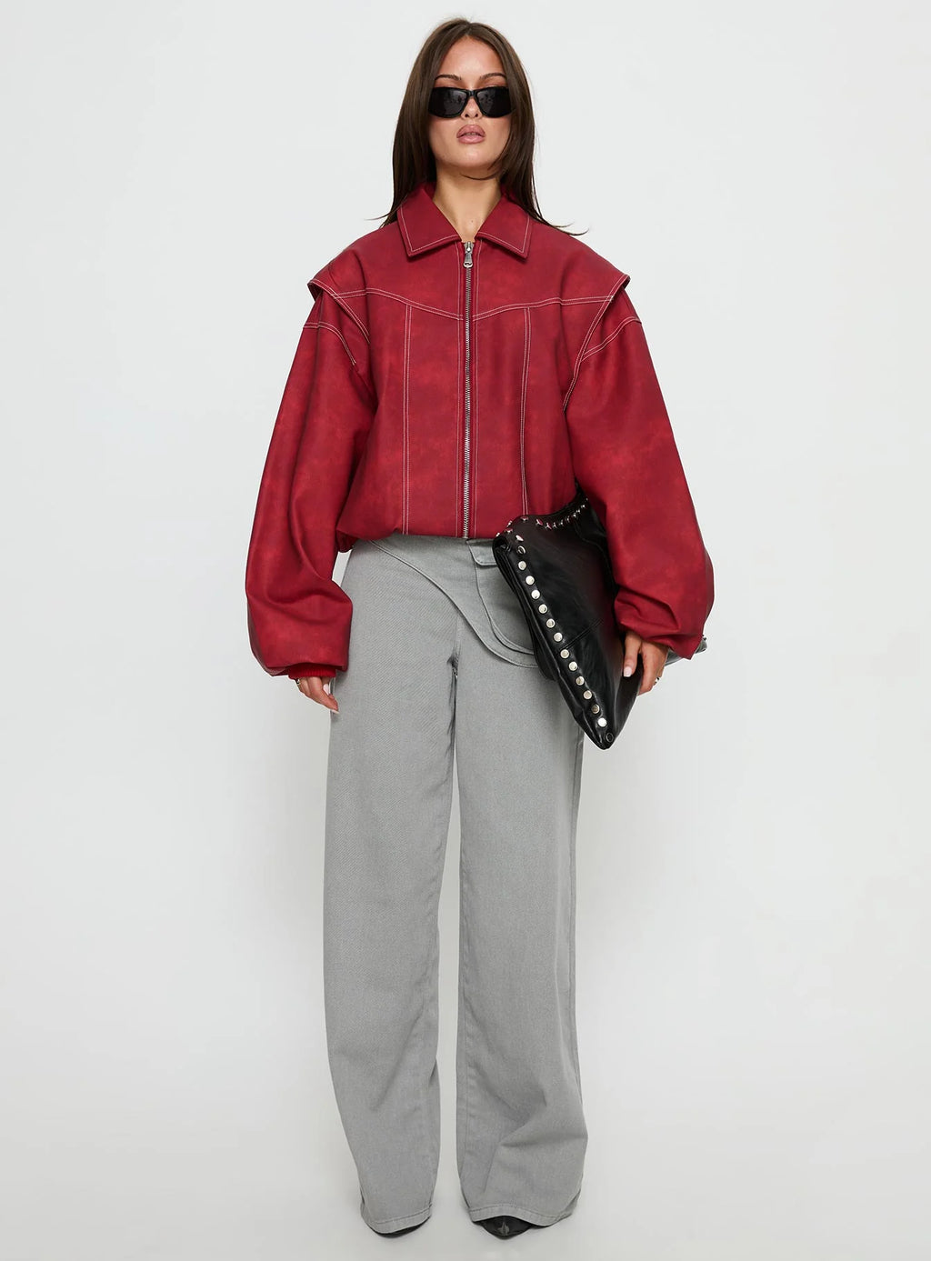 Chaqueta bomber carmesí oversize con cremallera y bolsillos laterales, estilo holgado