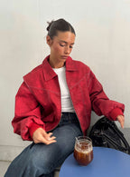 Chaqueta bomber carmesí oversize con cremallera frontal y bolsillos laterales