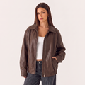 Chaqueta bomber oversize marrón chocolate con cuello camisero y cremallera frontal
