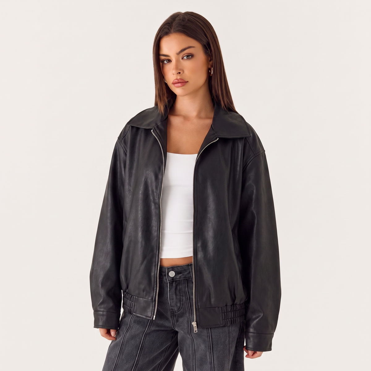 Chaqueta bomber oversize negra con cuello camisero y cremallera frontal