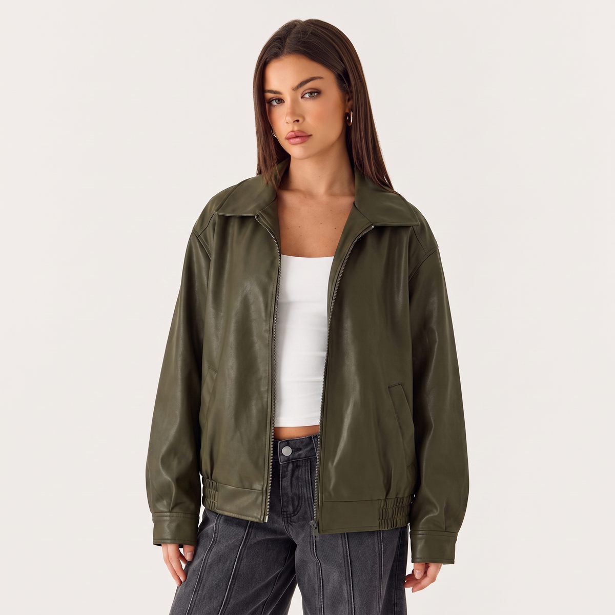 Chaqueta bomber oversize verde oliva con cuello camisero y cremallera frontal