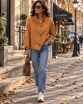 Chaqueta corta naranja con cuello alto de volantes y botones contrastantes