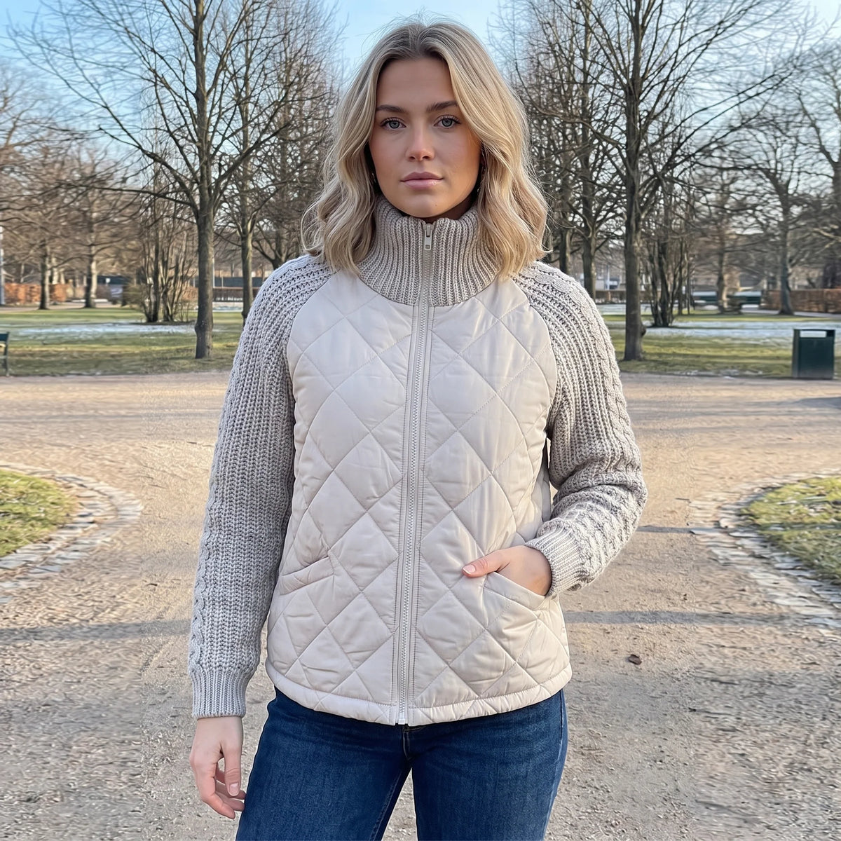 Chaqueta Híbrida Acolchada con Mangas de Punto Trenzado y Cuello Alto 1