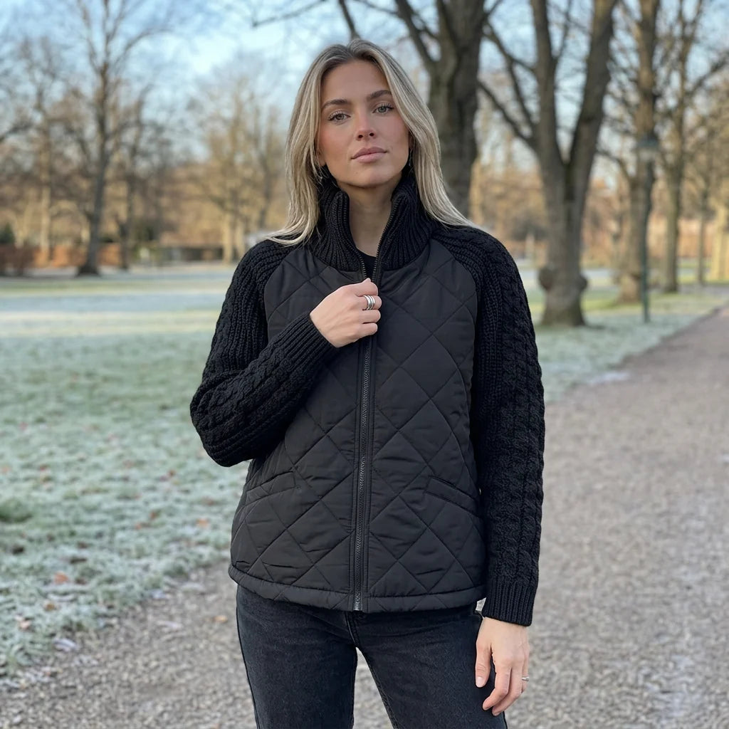 Chaqueta Híbrida Acolchada con Mangas de Punto Trenzado y Cuello Alto 3