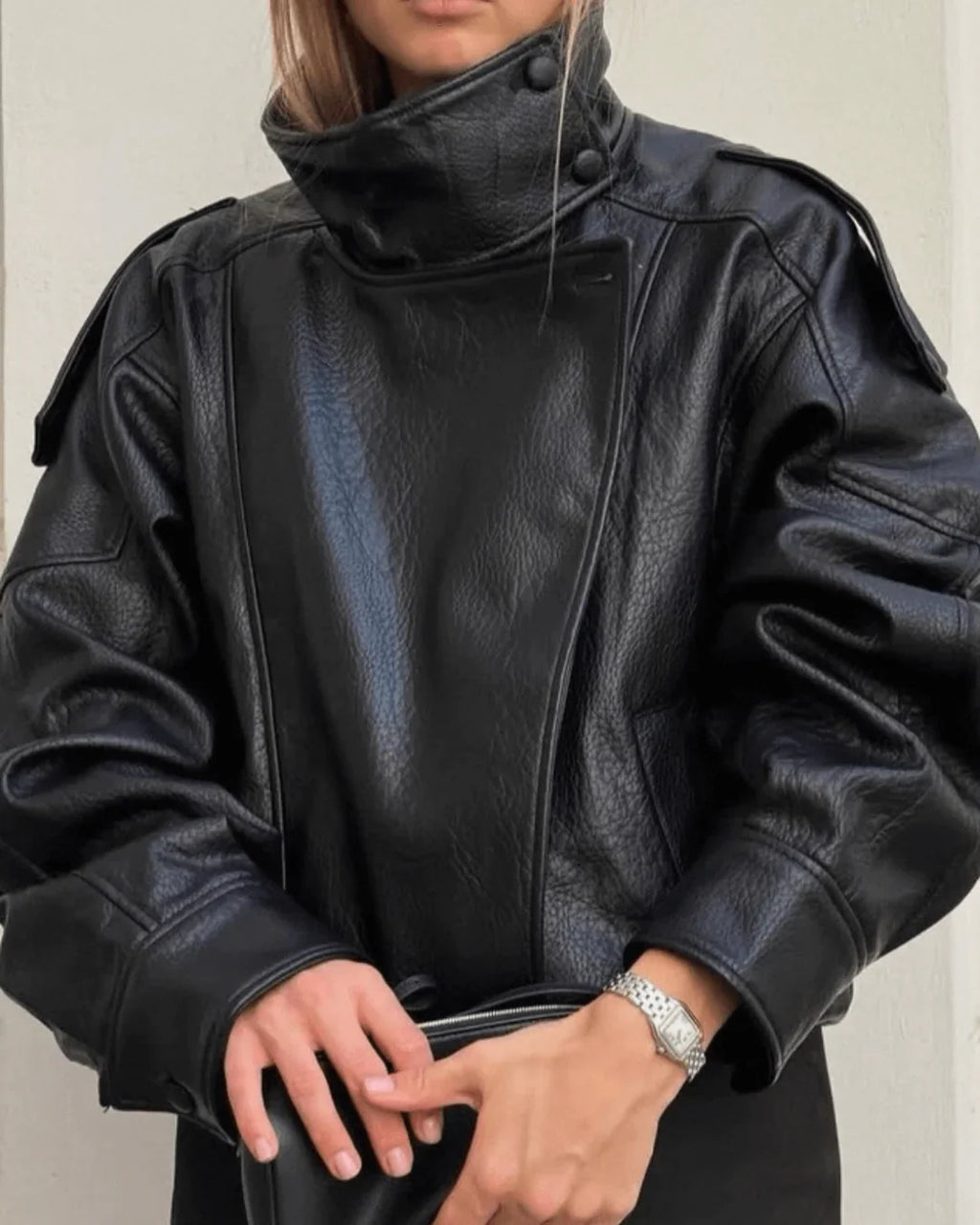 Chaqueta Negra de Piel Sintética con Cuello Alto y Cremallera 5