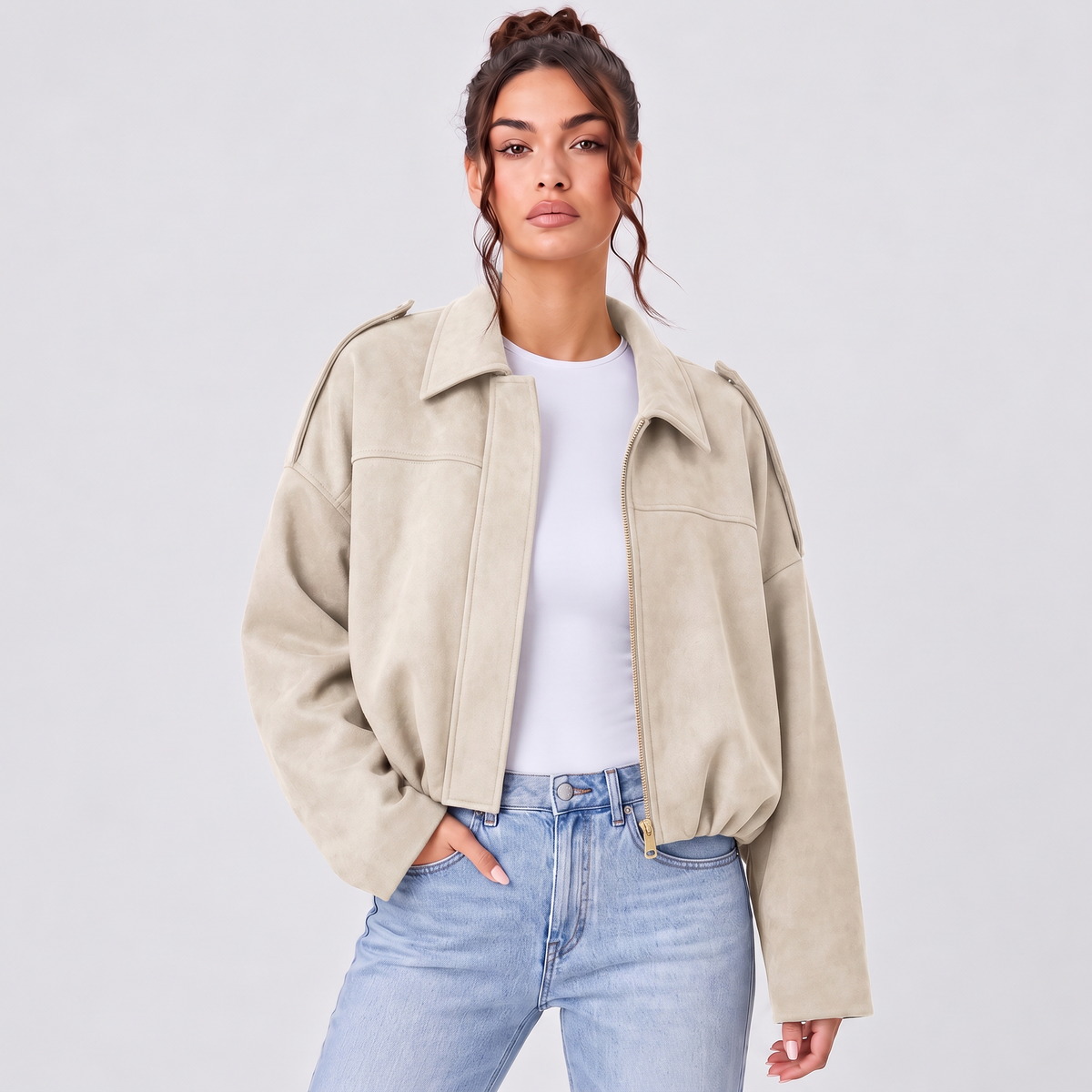 Chaqueta tipo ante beige con solapas, cierre frontal y mangas anchas