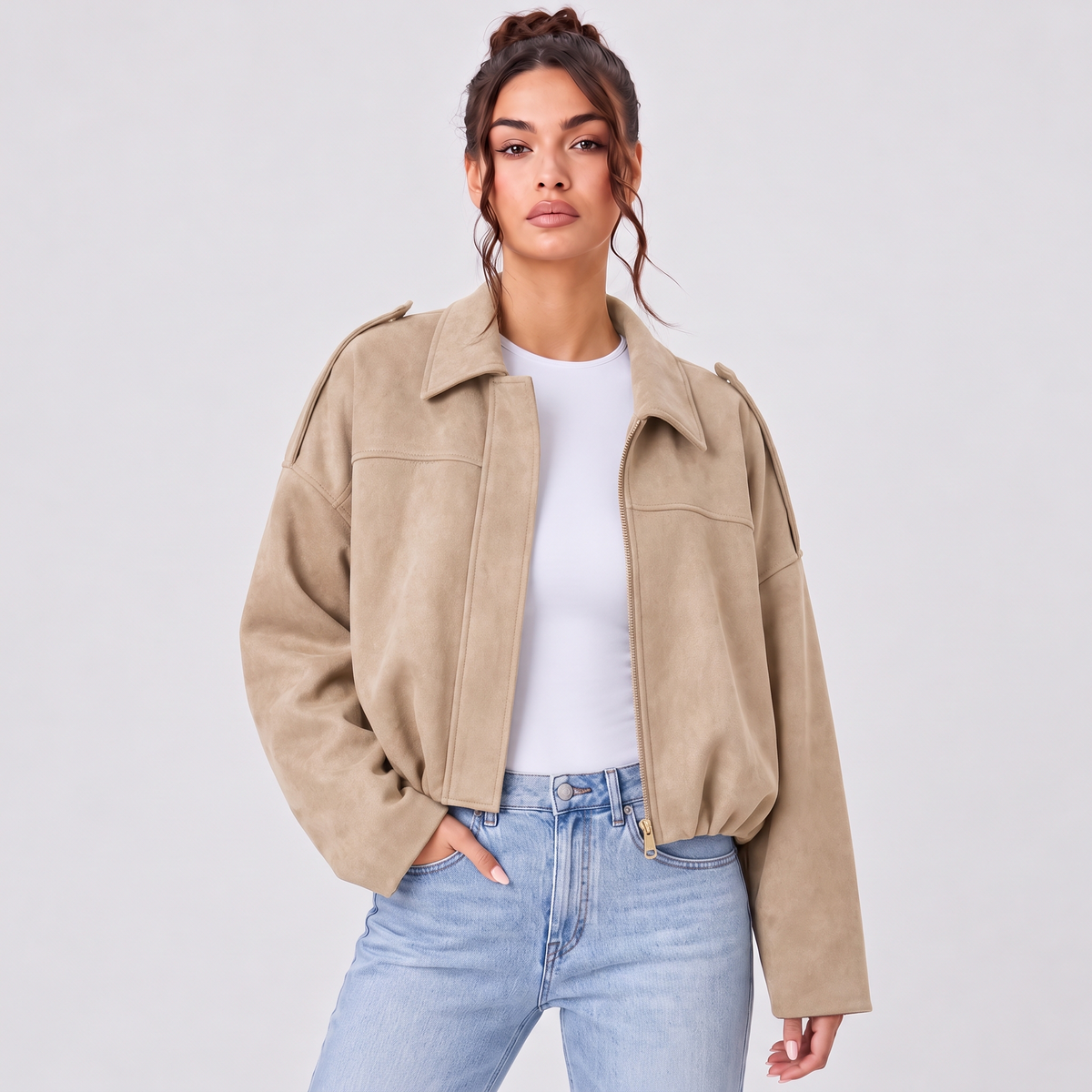 Chaqueta tipo ante beige con cierre frontal y solapas, caída suelta