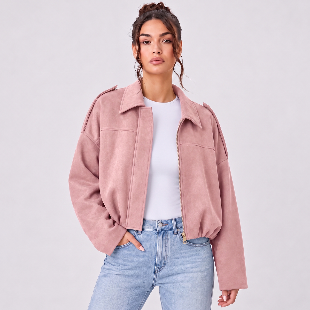 Chaqueta tipo ante rosa con cierre frontal, solapas y mangas anchas