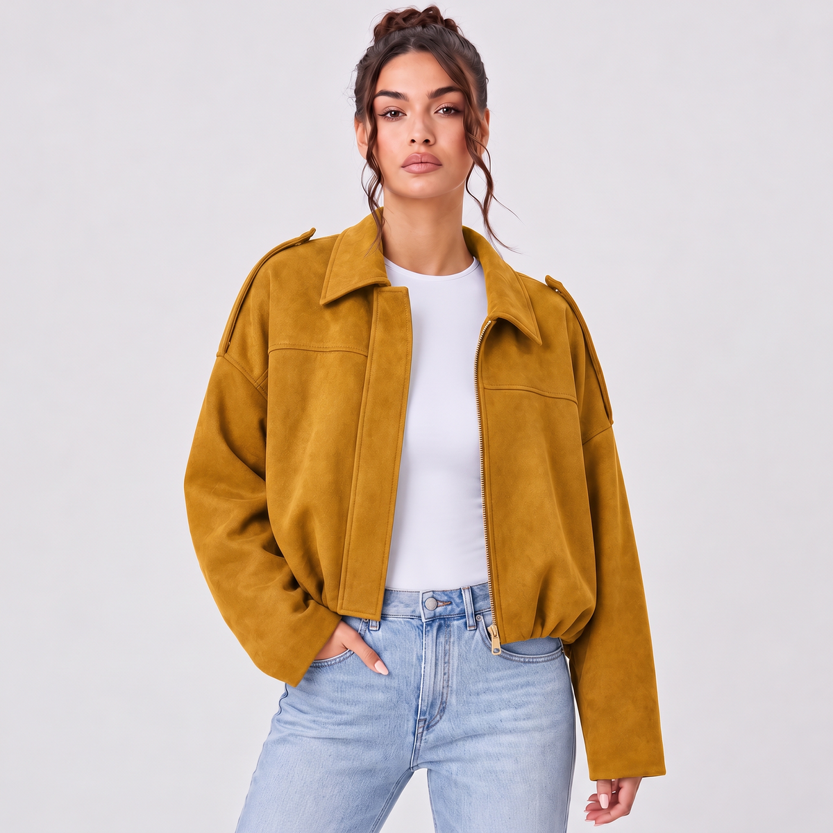 Chaqueta tipo ante color ocre con cierre frontal y solapas, manga amplia