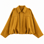 Chaqueta tipo ante ocre con cierre frontal, solapas y dobladillo amplio