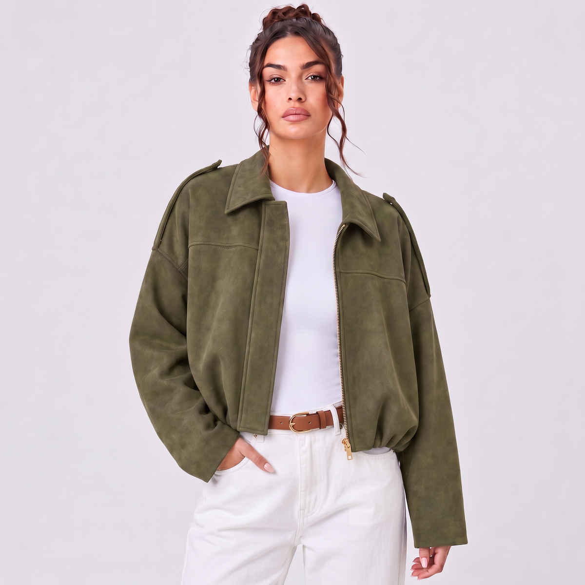 Chaqueta tipo ante con solapa, cierre frontal y bolsillos, color verde oliva