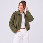 Chaqueta tipo ante con solapa y cierre frontal, bolsillos laterales, verde oliva