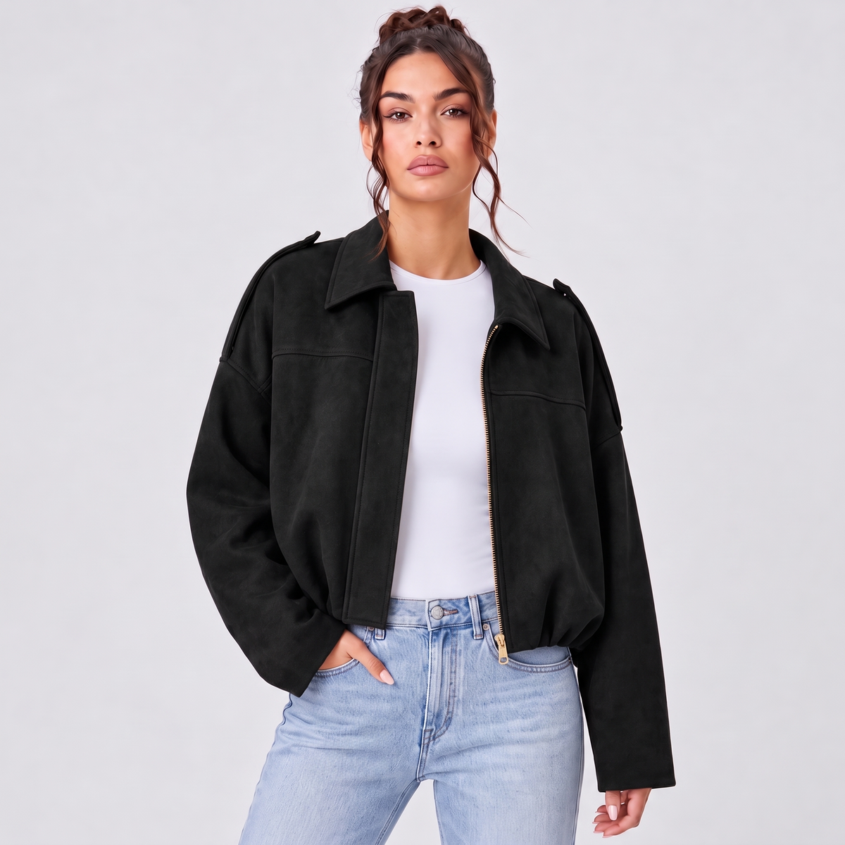 Chaqueta tipo ante con solapa, cierre frontal y bolsillos, color negro
