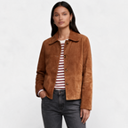 Chaqueta marrón de efecto ante con cuello camisero, botones y bolsillos delanteros.