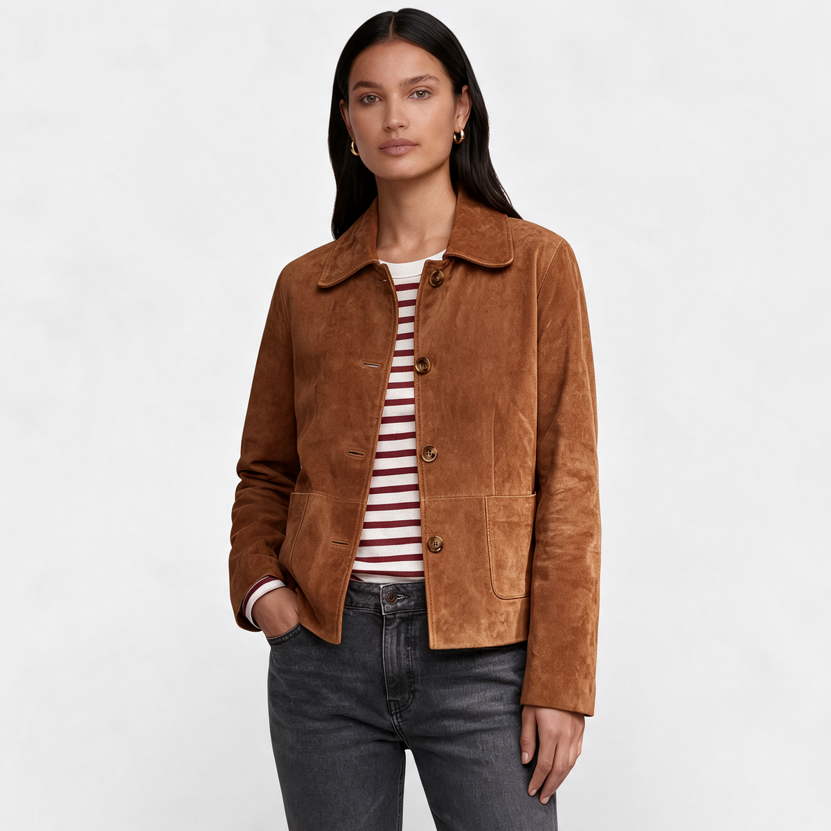Chaqueta marrón de efecto ante con cuello camisero, botones y bolsillos delanteros.