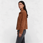 Chaqueta marrón de efecto ante vista de perfil, con mangas largas y bajo recto.