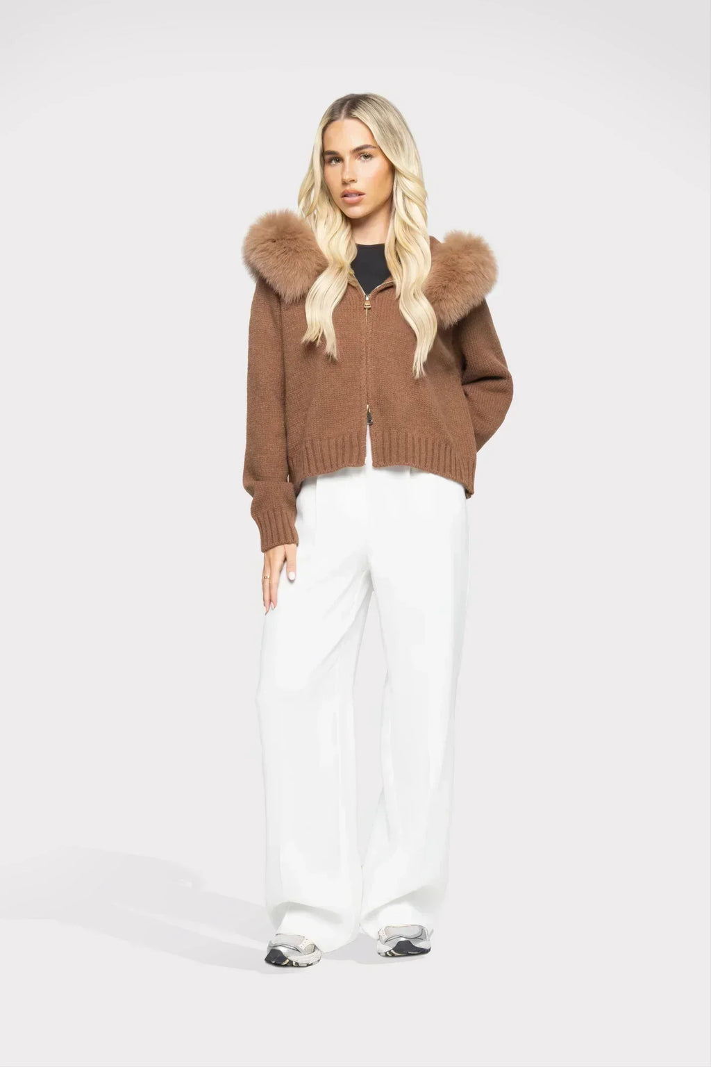 Chaqueta de Lana con Capucha Forrada de Piel y Corte Entallado 0