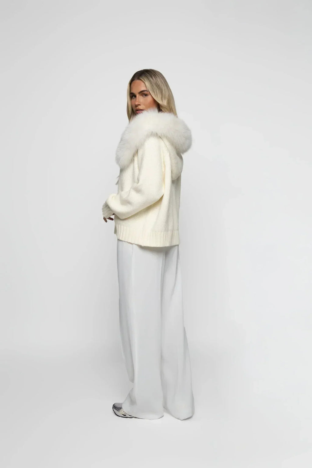 Chaqueta de Lana con Capucha Forrada de Piel y Corte Entallado 4