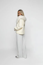 Chaqueta de Lana con Capucha Forrada de Piel y Corte Entallado 4