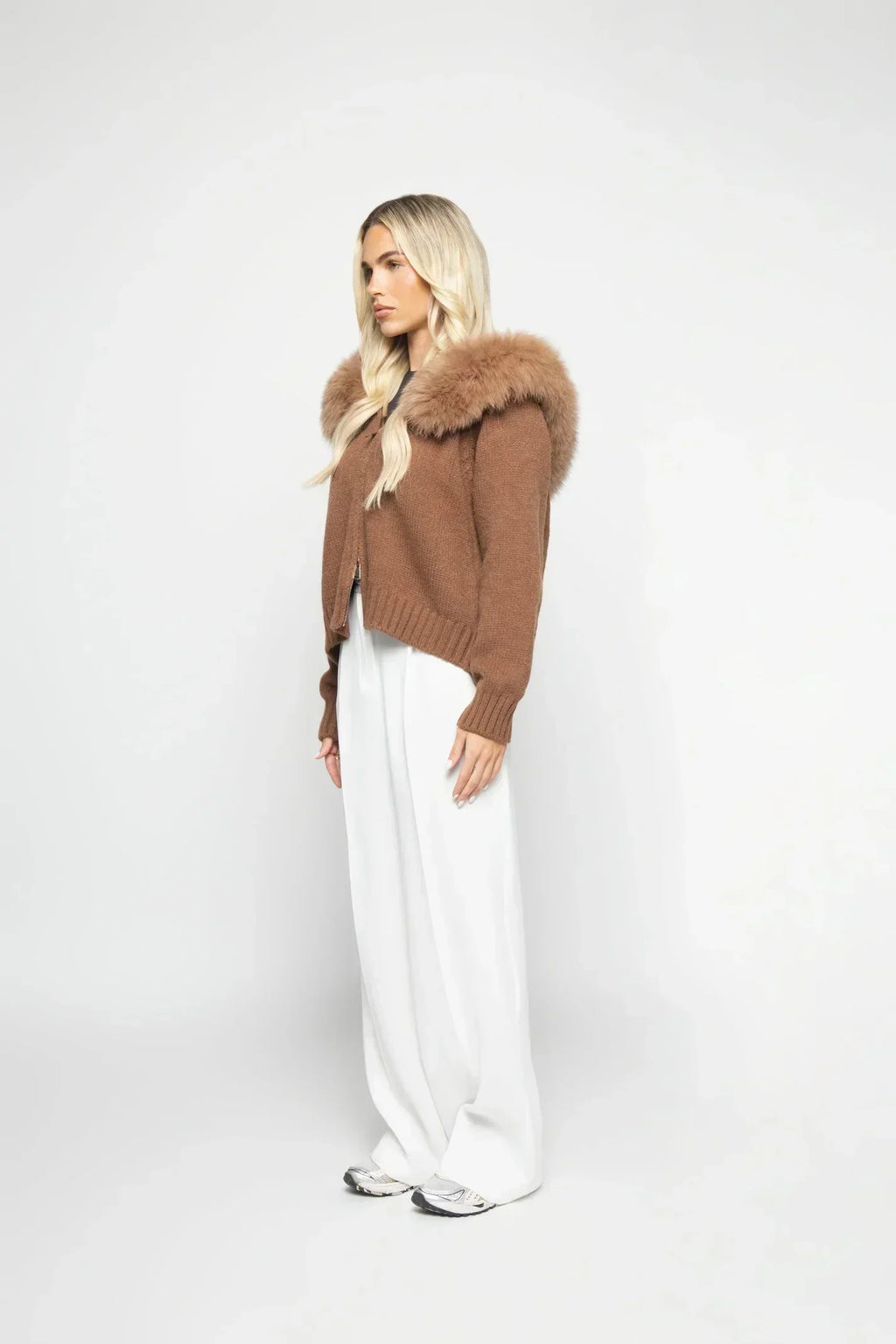 Chaqueta de Lana con Capucha Forrada de Piel y Corte Entallado 5