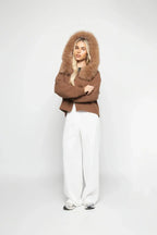 Chaqueta de Lana con Capucha Forrada de Piel y Corte Entallado 7