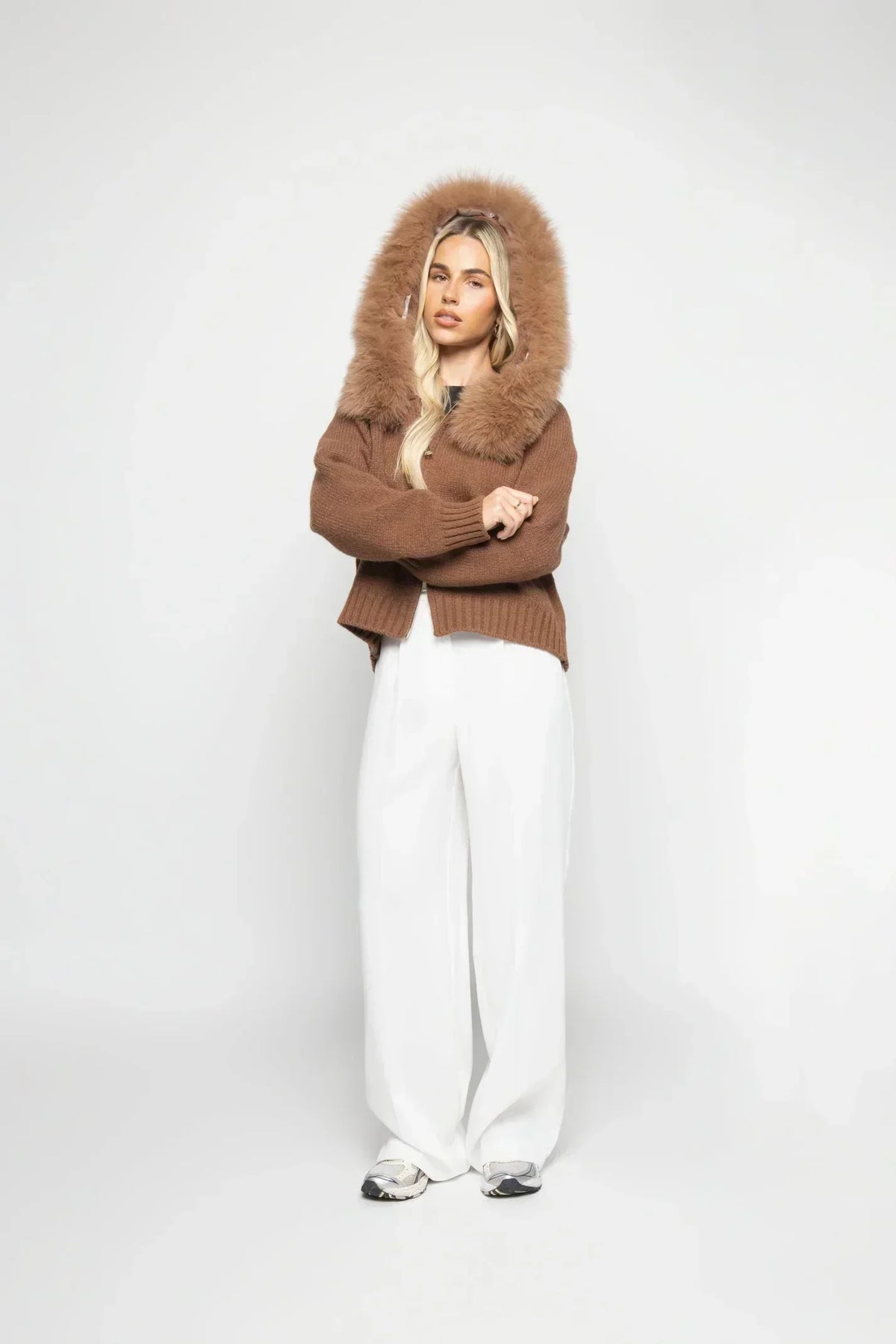Chaqueta de Lana con Capucha Forrada de Piel y Corte Entallado 7